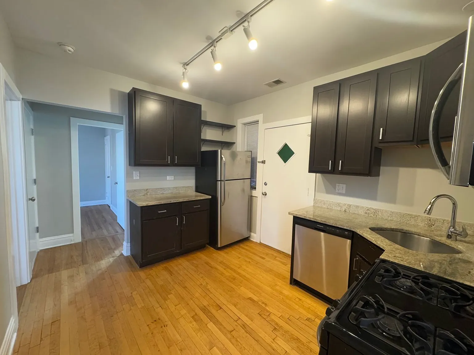 2 bed, 800 sqft, $2,350 — Photo 4