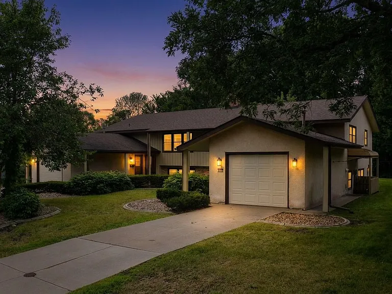3308 Roosevelt Ct NE — Photo 1