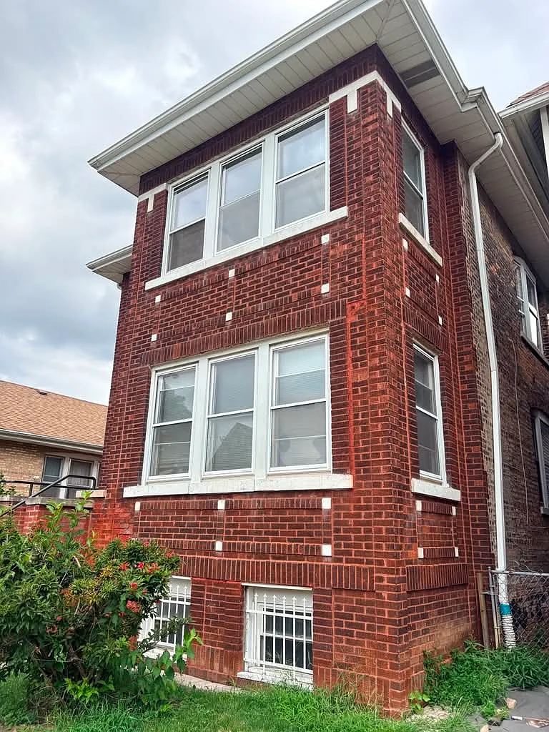 3 bed, 1000 sqft, $1,800 — Photo 1