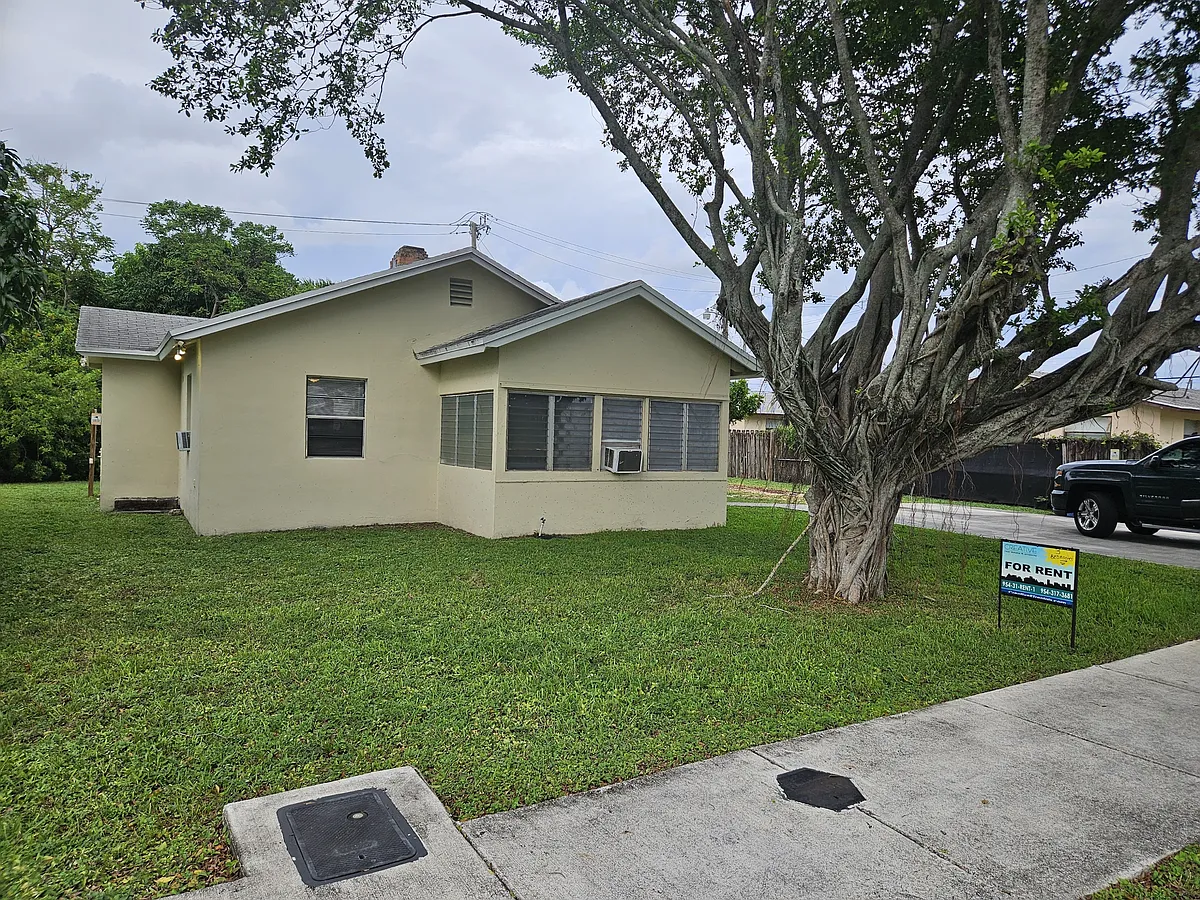 Building Photo - 2121 NW 28th St