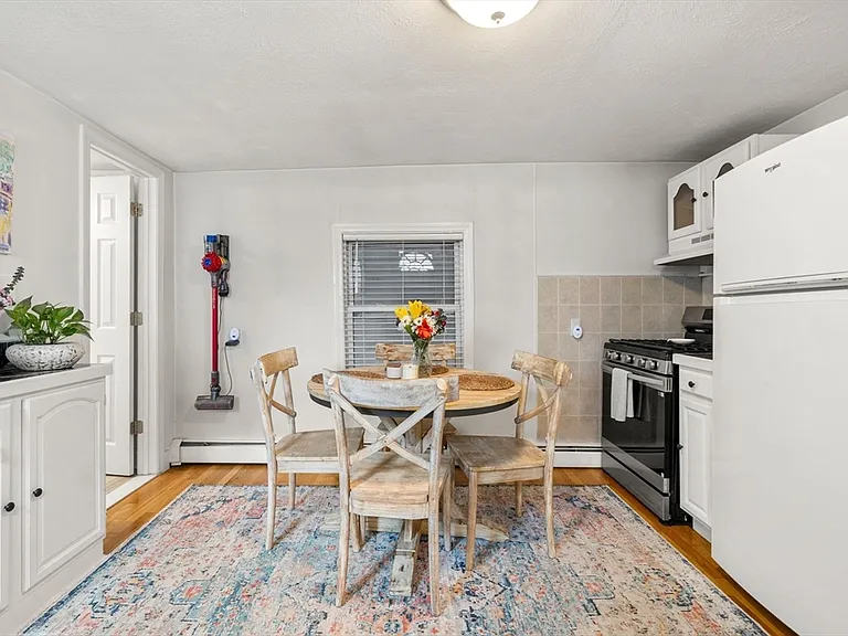528 E 3rd St #1 — Photo 3