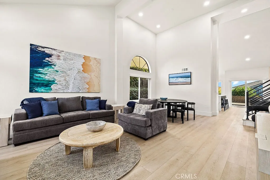 3 bed, 2.5 bath, 2218 sqft, $7,500 — Photo 3