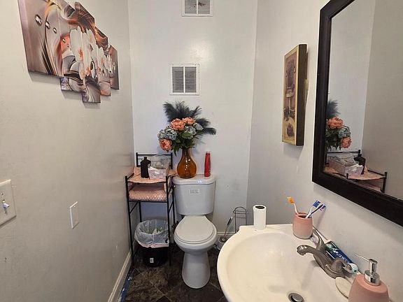 5th image of 427 Walnut St