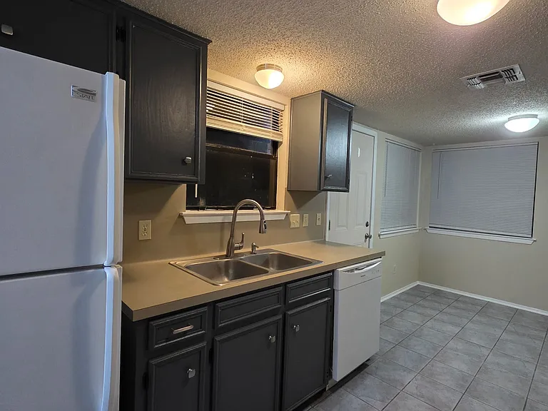8802 Clearbrook Trl — Photo 7