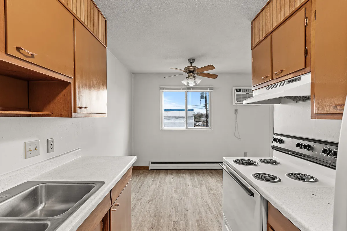 Building Photo - 647 37th Ave NE #203