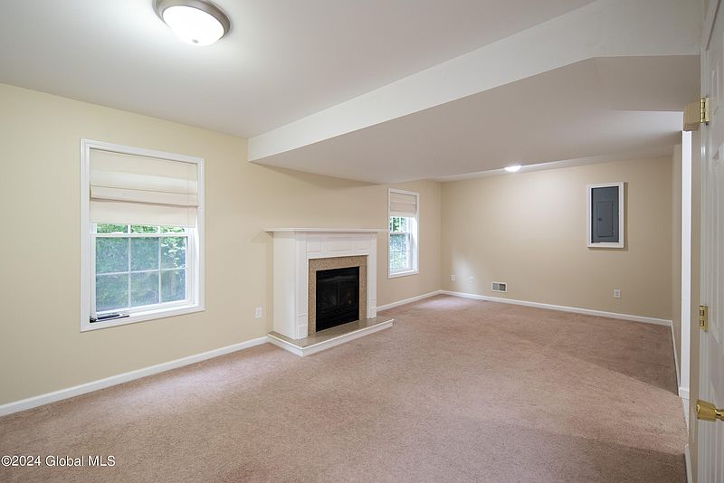 4th image of 25 Latham Avenue