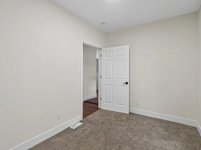 306 12th Ave NE #1 — Photo 12