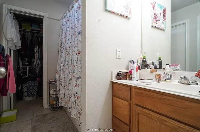 505 Thornton Ct — Photo 2