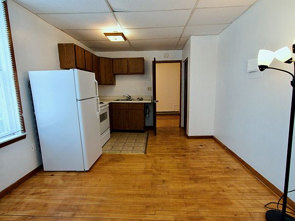 2nd image of 222 4th St S #3