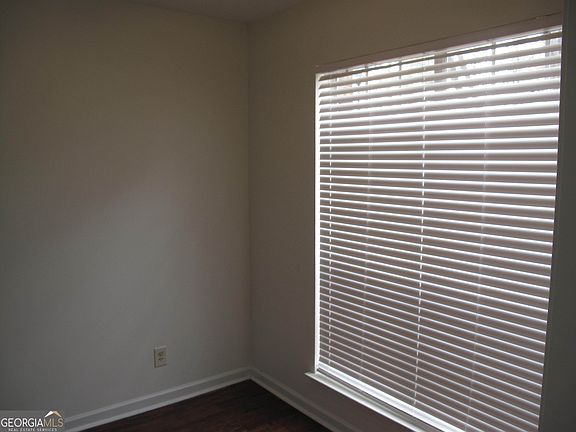 4th image of 633 Garden Walk Dr