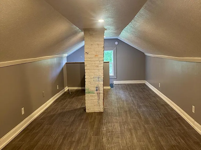 226 E Pearl St — Photo 12