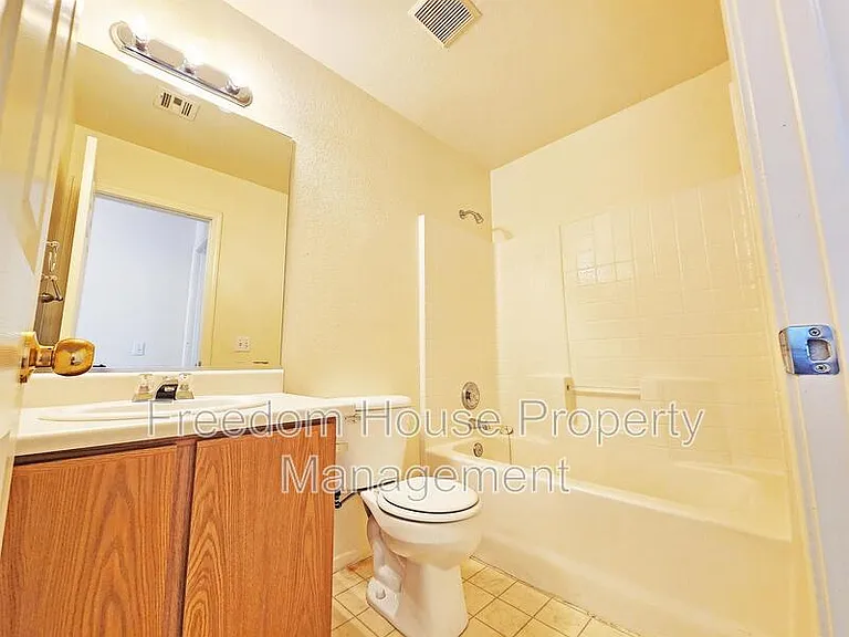 1850 Pershing Ave — Photo 13