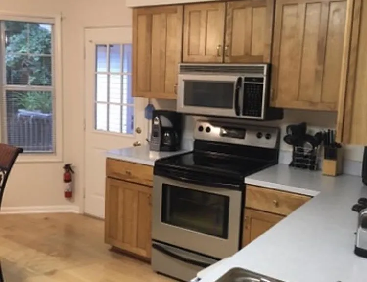 6 Mary Elizabeth Dr — Photo 3