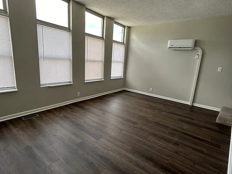 1 bed 1 bath - Living room - In School House
