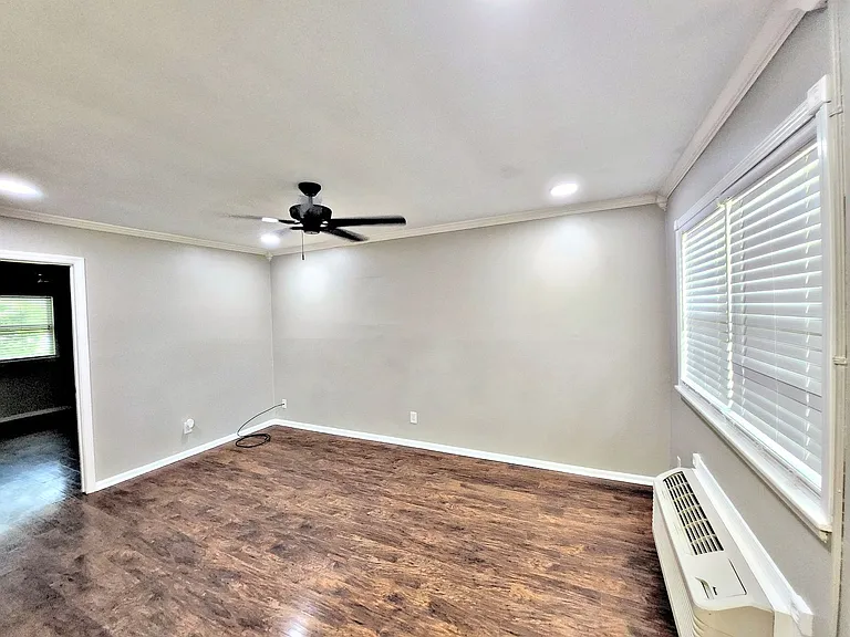 1506 Oakwood Ave NE — Photo 3