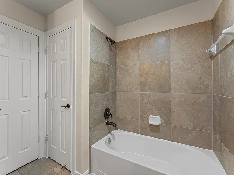 7 N Beech Springs Cir — Photo 37