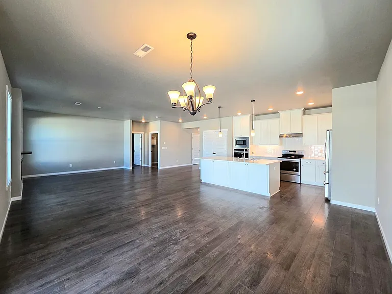 717 J St NE — Photo 24