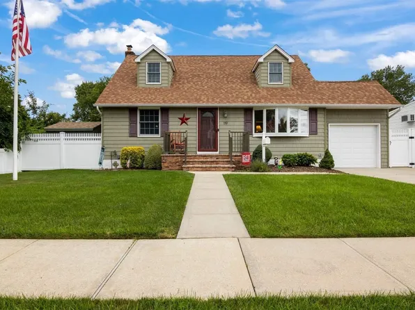 119 Radcliffe Avenue, Farmingdale, NY 11735