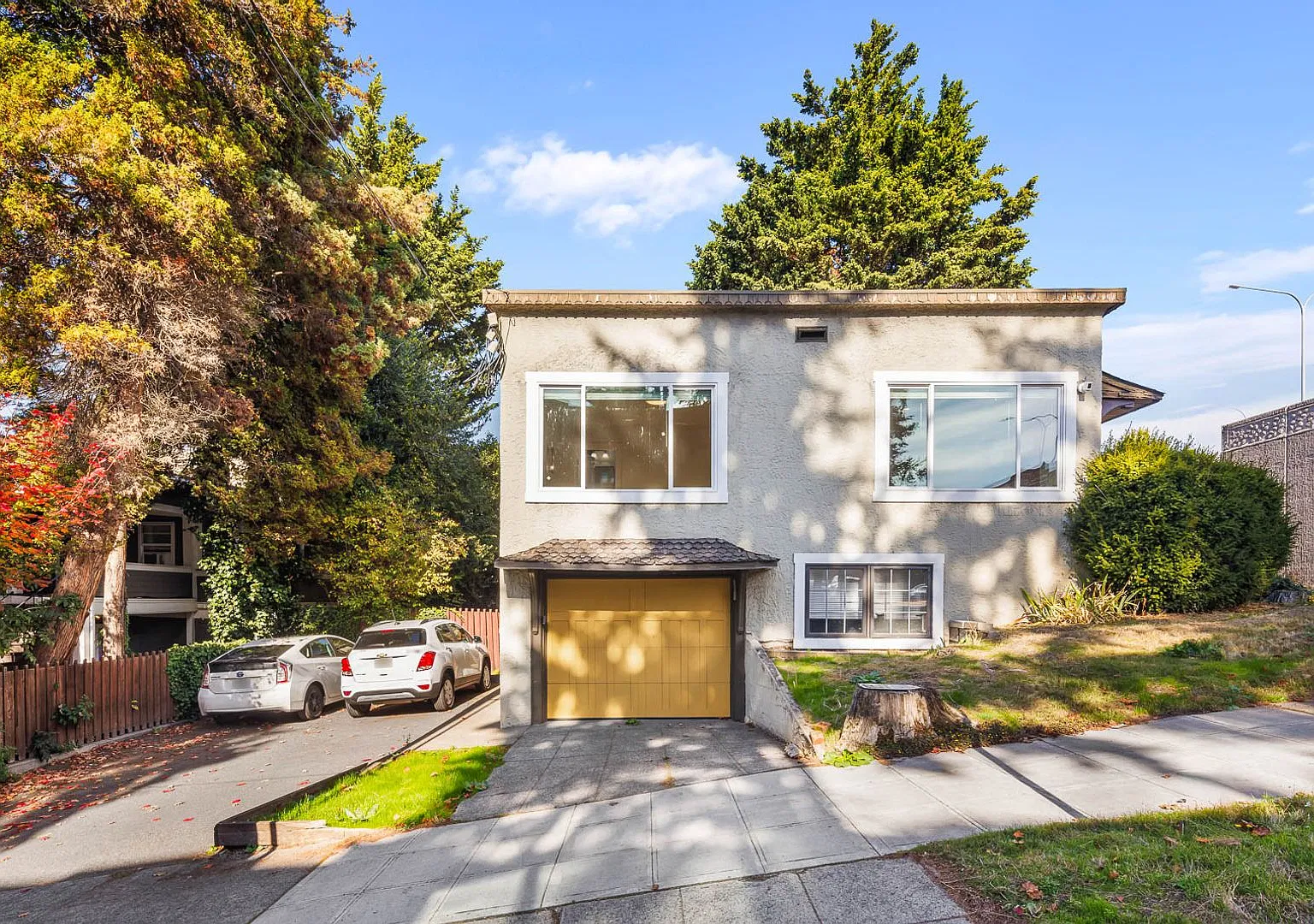 Charming Eastlake 2 Bedroom Newly Updated — Photo 2