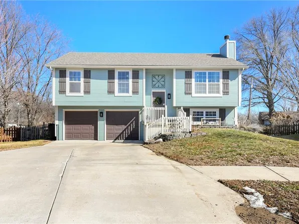 504 Willow Ct, Lansing, KS 66043