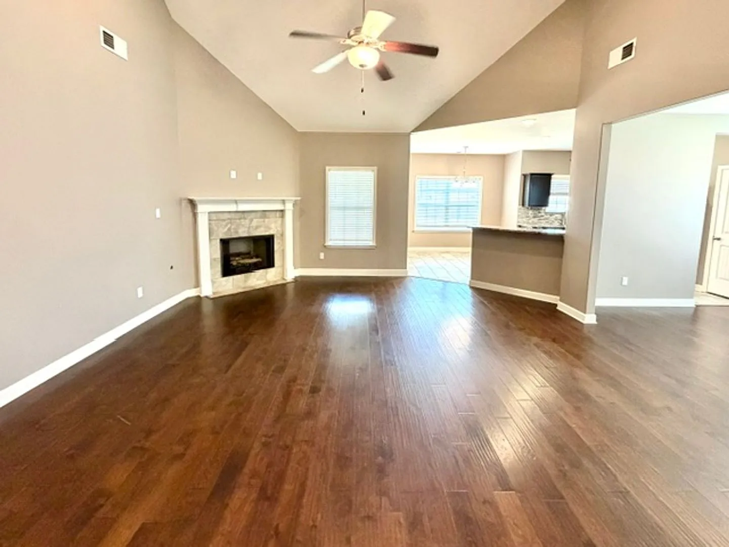 AinsleyCv8630 — Photo 3