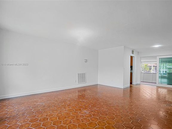 4th image of 975 NE 127th St