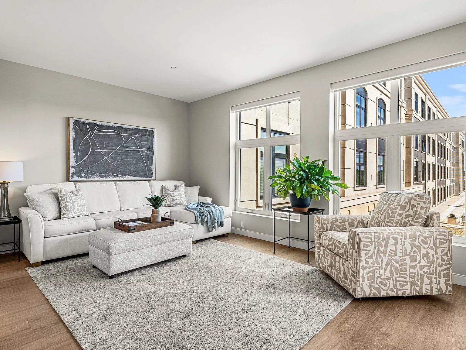 1 bed, 1.0 bath, 1001 sqft, $4,250 — Photo 2