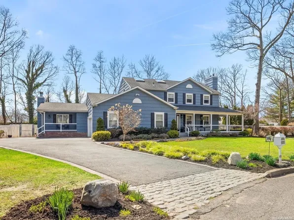 12 Hillcrest Pl, Mount Sinai, NY 11766