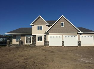 5620 E Prairiewood Dr, Grand Forks, ND 58201