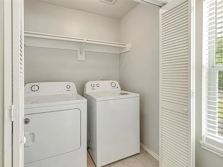 706 Woodport Ln — Photo 10