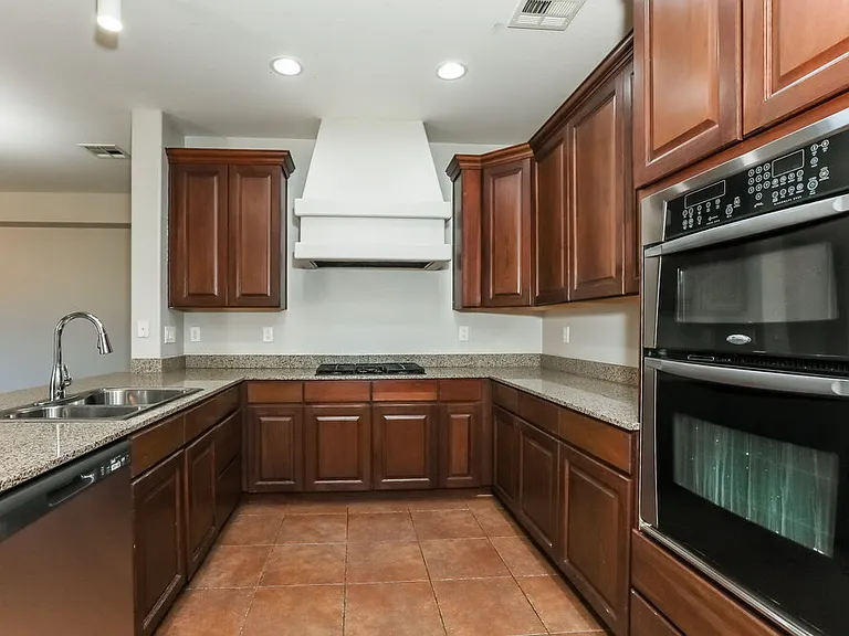 3258 E Ivanhoe St — Photo 8