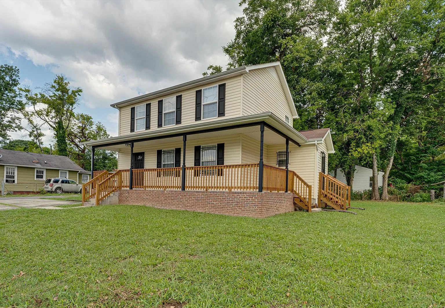1320 Roanoke Ave — Photo 2