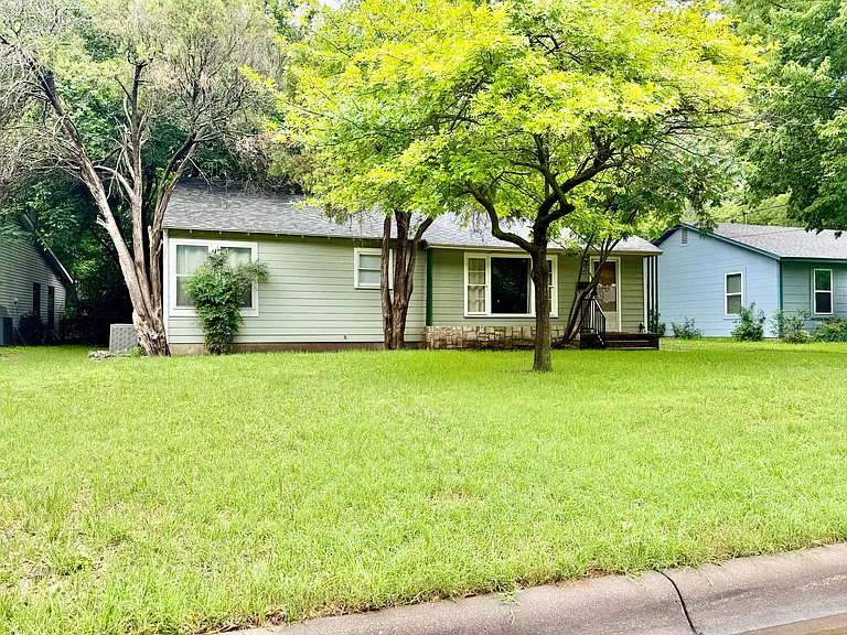 1009 Denton St — Photo 3