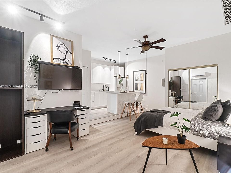 1st image of 657 SE 31st Ave #657