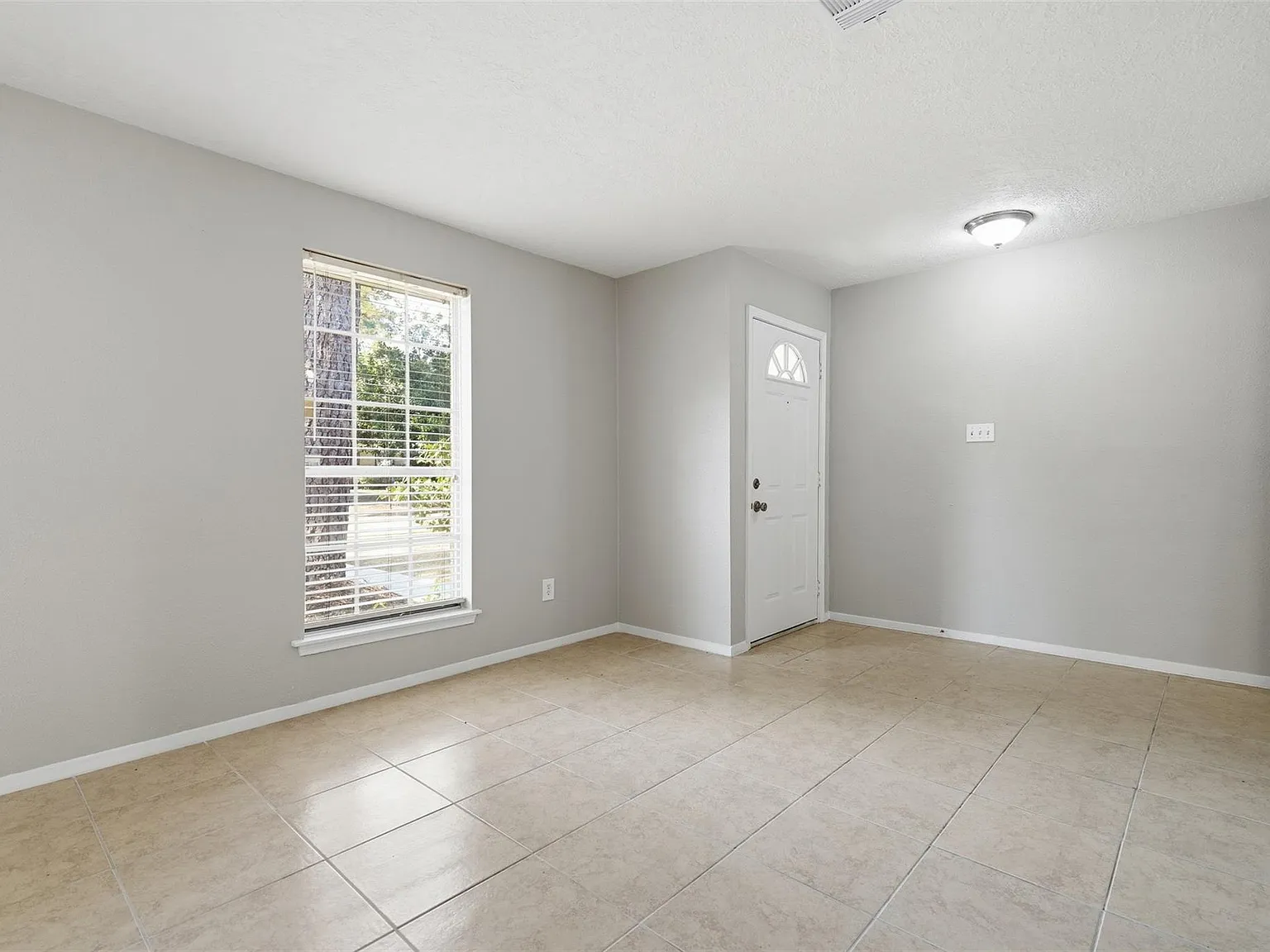 3 bed, 2.0 bath, 1780 sqft, $2,000 — Photo 3