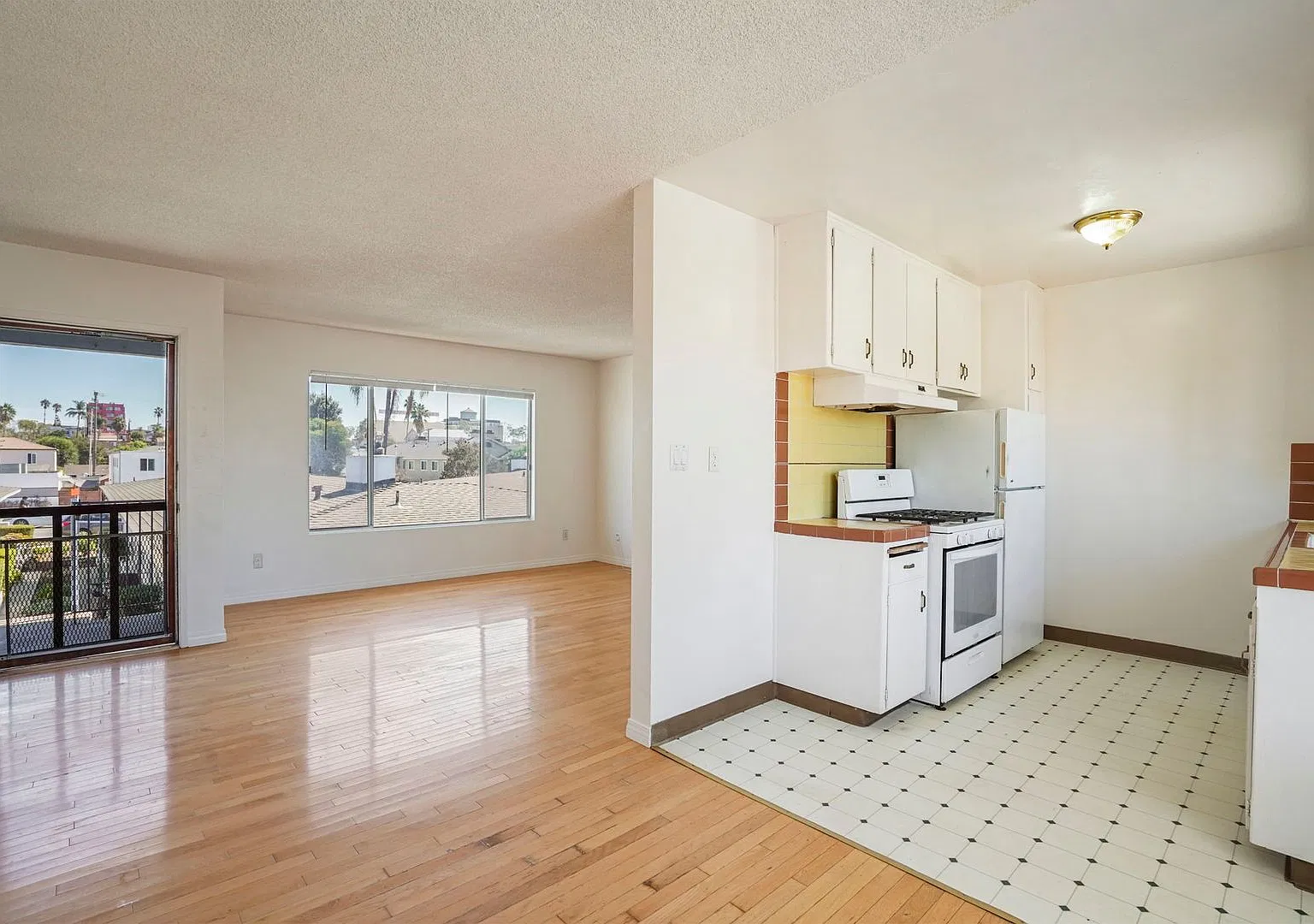 Charming Cottage-Style Apartment with Lush Rose Gardens in University Heights, San Diego — Photo 3