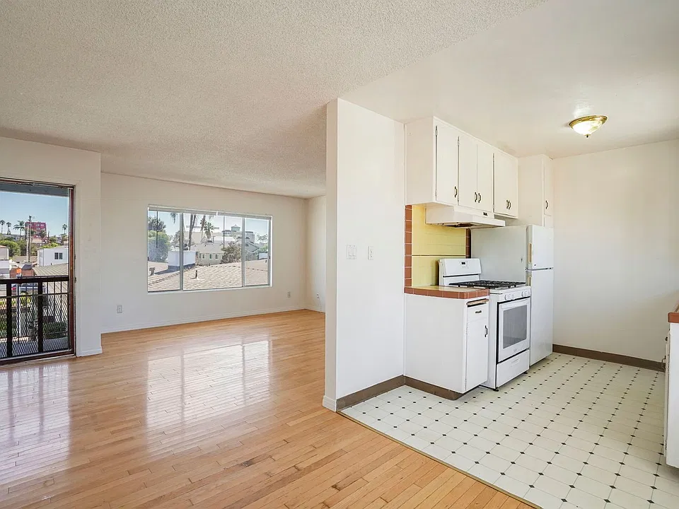 Charming Cottage-Style Apartment with Lush Rose Gardens in University Heights, San Diego