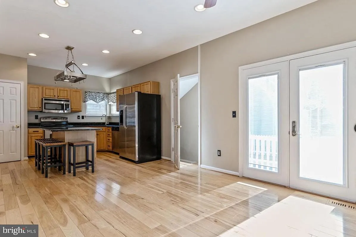 3 bed, 4.0 bath, 2090 sqft, $3,000 — Photo 4