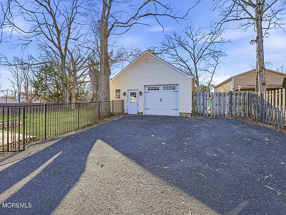 3rd image of 542 Burke Road