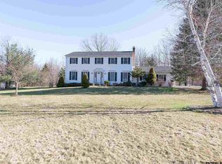 5 Kodiak Dr, Averill Park, NY 12018
