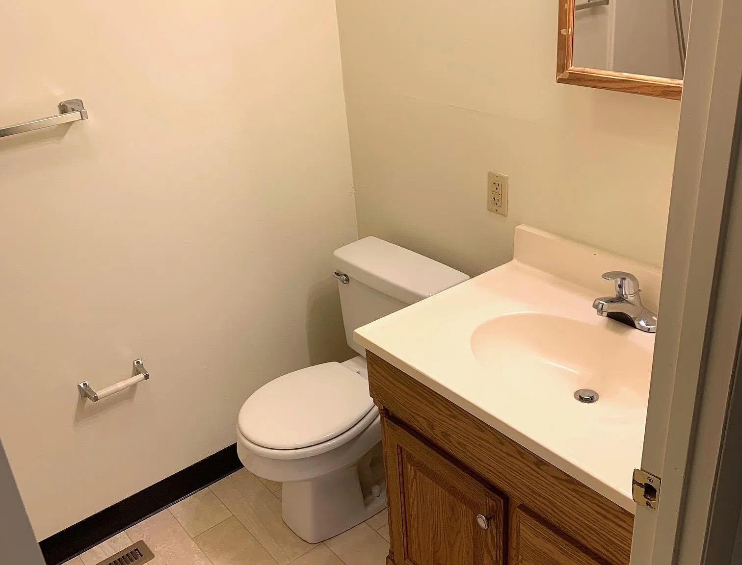 3 bed, 1100 sqft, $1,420 — Photo 2