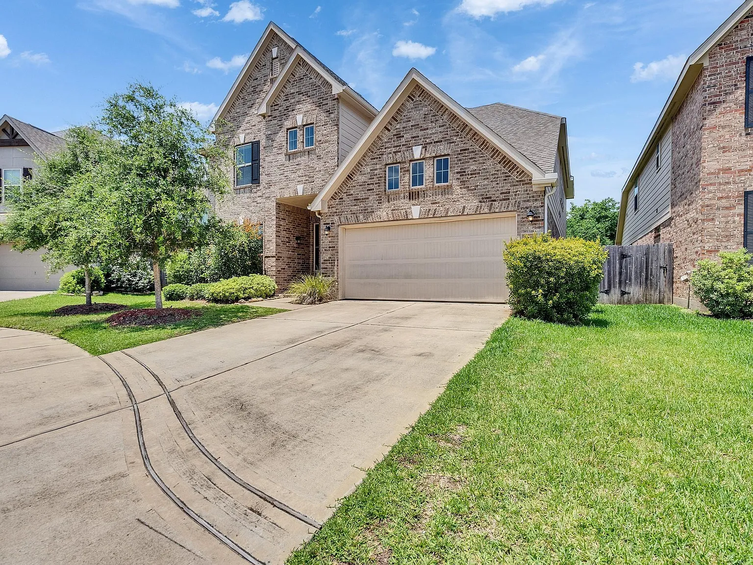5 bed, 3.5 bath, 2788 sqft, $2,995 — Photo 2