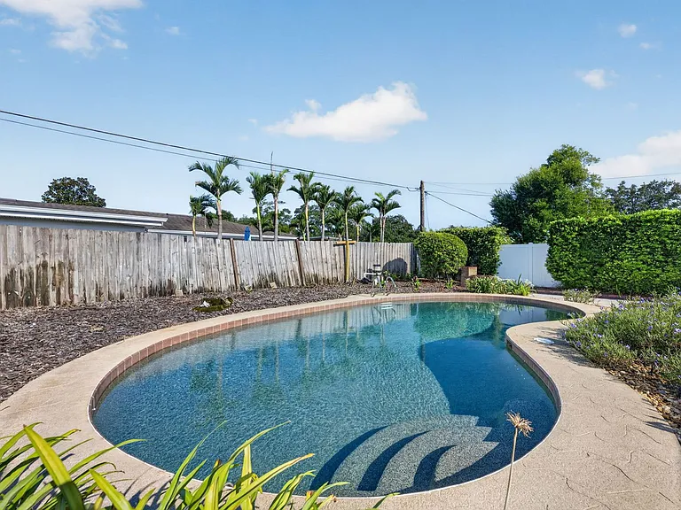 677 Selkirk Dr — Photo 36