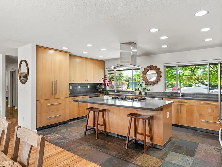 510 Northgate Dr — Photo 19