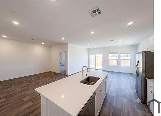 4 bed, $2,910 — Photo 4