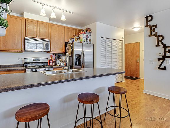 5th image of 120 N Leavitt St Unit 202