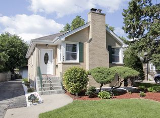 585 W Parkway Rd, Riverside, IL 60546