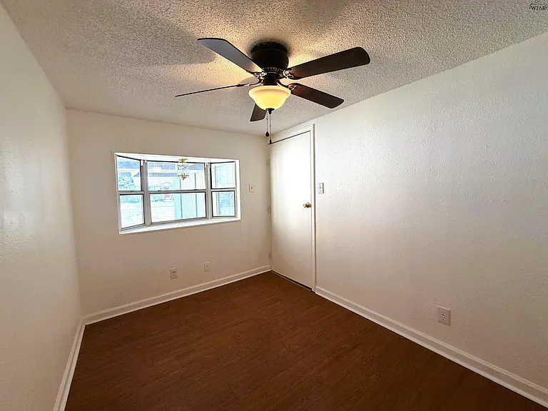 2951 Moffett Ave — Photo 12
