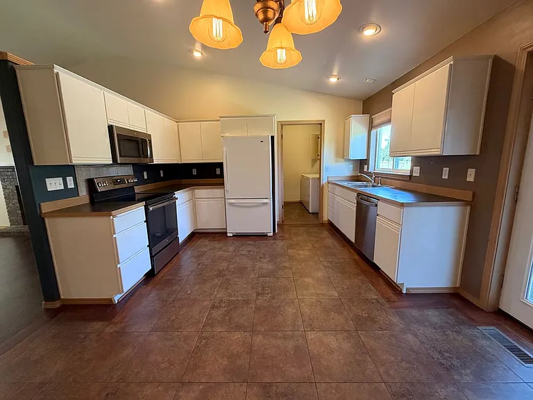 1721 Angela St — Photo 5