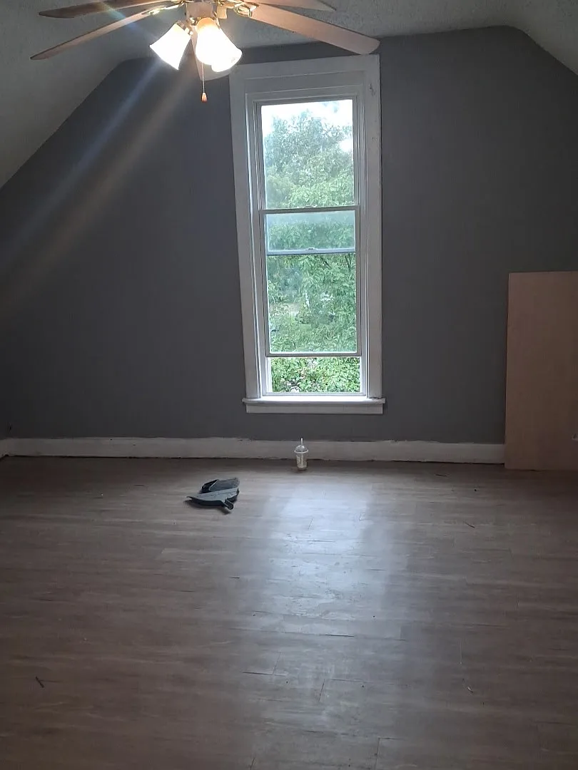 3 bed, $1,300 — Photo 2